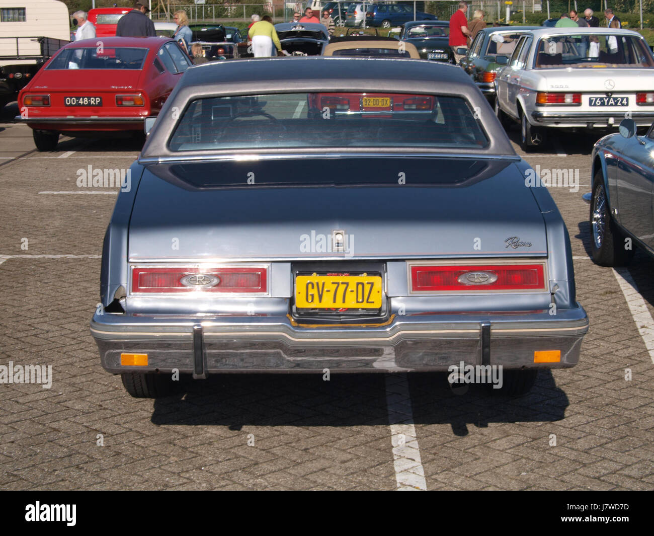 Der 1981 Buick Riviera mit niederländischem Kennzeichen GV 77 DZ zeigt den unverwechselbaren Stil und die Designmerkmale des carâ aus den frühen 1980er Jahren Stockfoto