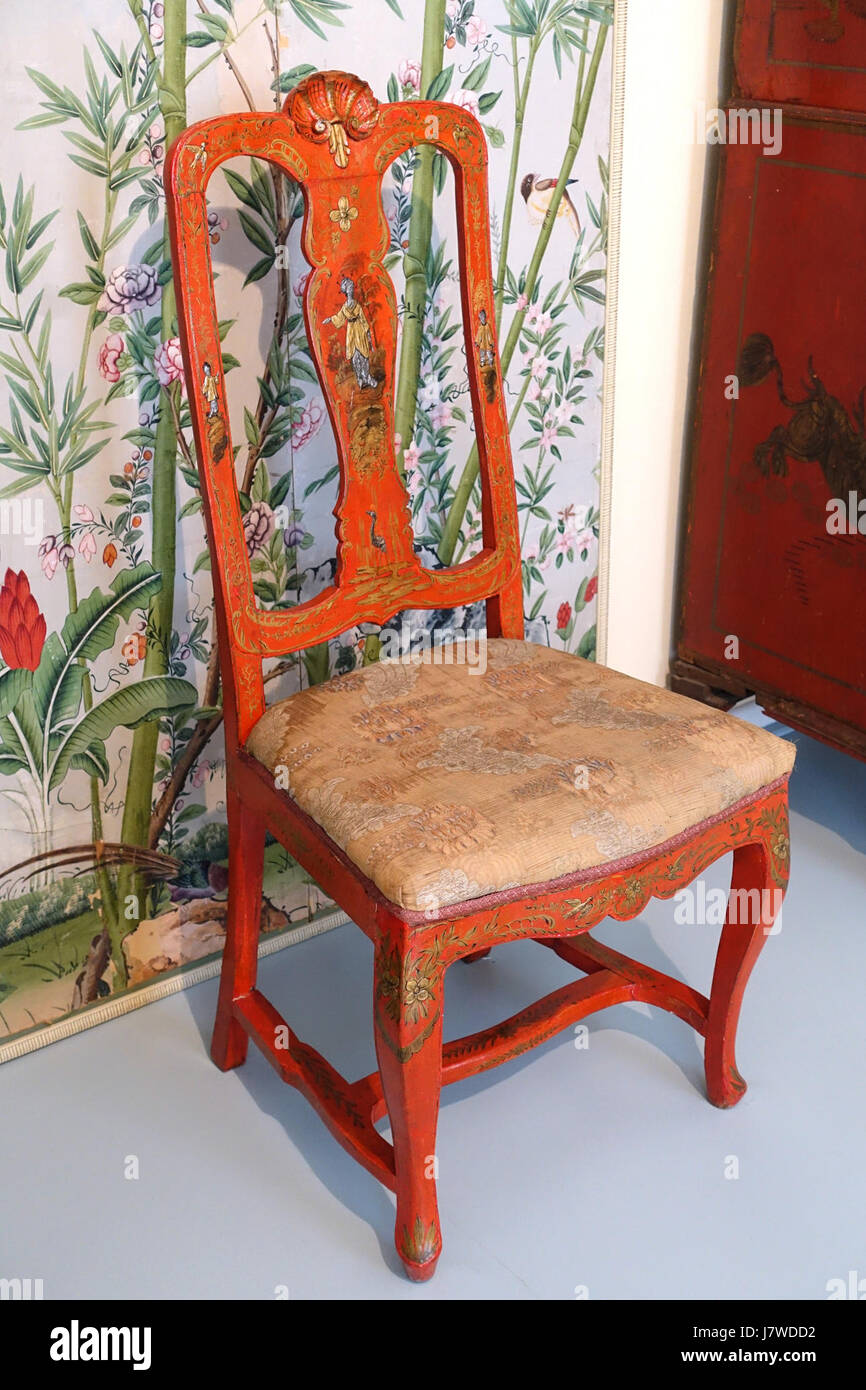 Der Chinoiserie-Stuhl ist einer von zwei, der im Museo Nacional de Artes Decorativas in Madrid, Spanien, ausgestellt wird. Es spiegelt die europäische Faszination für chinesisches Design im 18. Jahrhundert wider und verbindet östliche und westliche Stile. Stockfoto