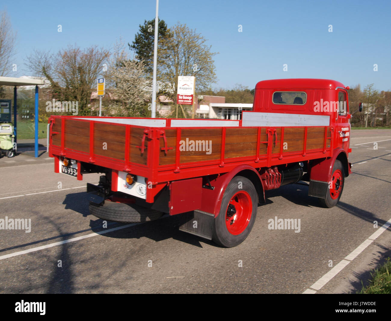 Der 1959 Henschel HS90 ist ein in Deutschland gebauter Lkw, der in den Niederlanden unter der Lizenznummer VB 93 34 registriert ist. Es ist ein Modell, das für seine Ingenieurskunst in den späten 1950er Jahren bekannt ist und das industrielle Design und die Fahrzeugentwicklung der damaligen Zeit repräsentiert. Stockfoto