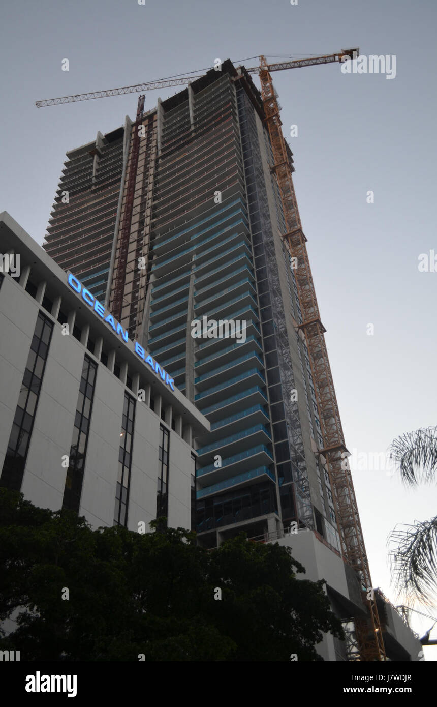 1010 Brickell bezieht sich auf einen luxuriösen Wohnturm in Miami, Florida. Der Turm verfügt über moderne Annehmlichkeiten und Design und bietet gehobenes Wohnen im Viertel Brickell, einem Finanzzentrum der Stadt. Stockfoto