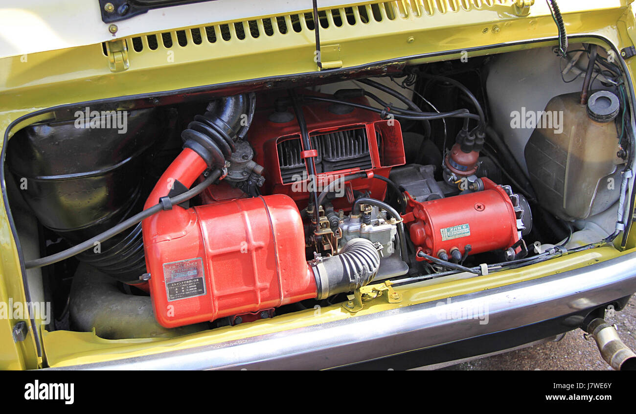 Der Subaru R-2 von 1970 war ein kompakter Wagen, der für seinen kleinen, effizienten Motor bekannt war. Er war mit einem hinten montierten Zweizylindermotor ausgestattet, der ein wirtschaftliches Fahrerlebnis bot, typisch für Subarus Designansatz während dieser Zeit. Stockfoto