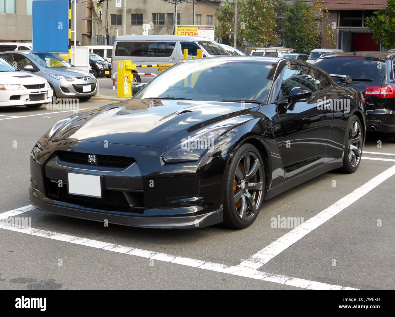 Der 2009 Nissan GT-R (CBA R35) ist ein Hochleistungs-Sportwagen, der für seine fortschrittliche Technik und sein elegantes Design bekannt ist. Mit seinem leistungsstarken Motor, präzisem Handling und modernster Technologie gilt er als eines der besten seiner Klasse von Performance-Fahrzeugen. Stockfoto