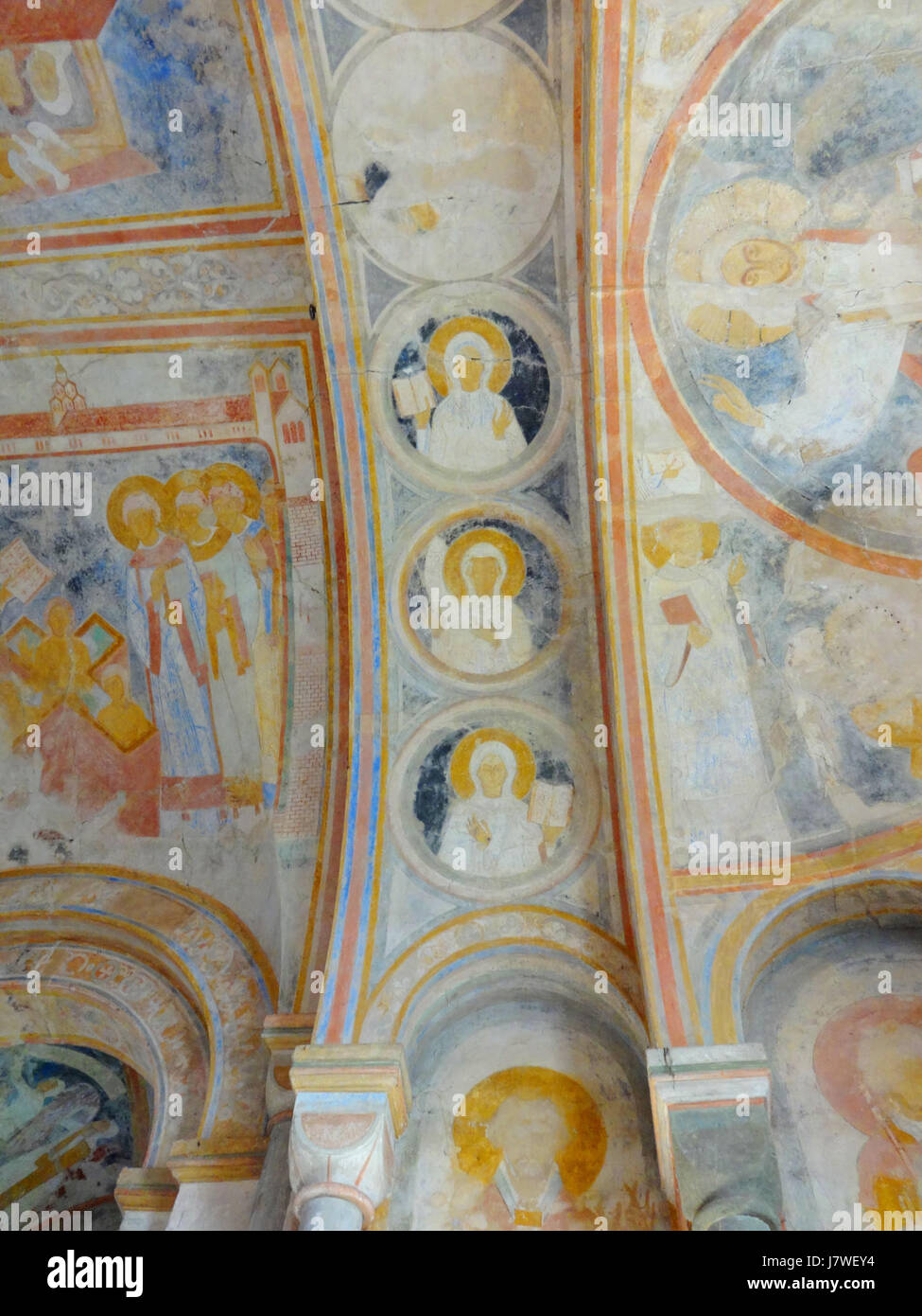 Dieses Bild bezieht sich auf die Fresken in der Sigwardskirche, wahrscheinlich einer Kirche, die für ihre historische Kunst bekannt ist. Die 17 Fresken stellen religiöse oder biblische Szenen dar und tragen damit zur kulturellen und künstlerischen Bedeutung der Kirche bei. Stockfoto