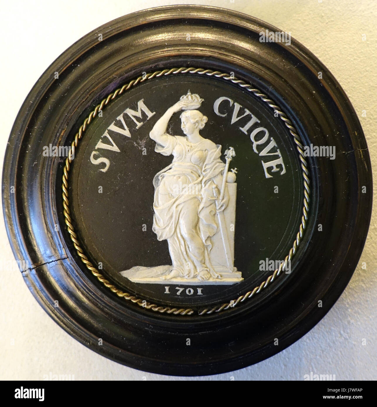 Dieses Wachsmodell zeigt die Krönung von König Friedrich I. von Preußen, geschaffen von Raimund Falz im Jahr 1701. Es ist eine für eine Gedenkmedaille entworfene Darstellung, die heute im Bode Museum in Berlin untergebracht ist. Das Modell zeigt die wichtigsten Elemente der Veranstaltung und verbindet Kunst und historische Hommage an den preußischen Monarchen. Stockfoto