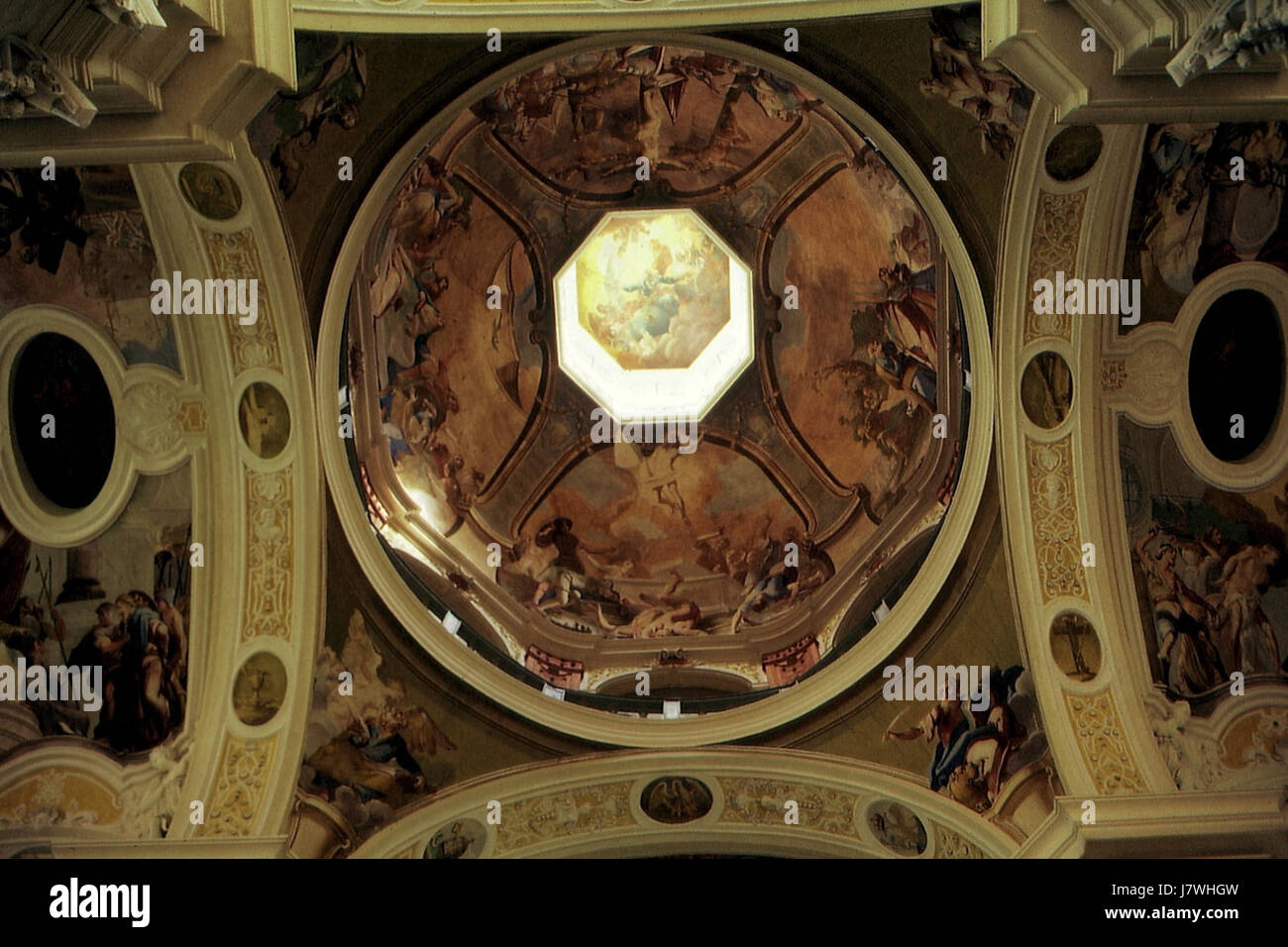 Das Bild mit dem Titel „198708 Schoental“ bietet eine visuelle Aufzeichnung, obwohl zusätzliche Details erforderlich sind, um seinen Kontext und seine Bedeutung zu verstehen. Weitere Untersuchungen sind erforderlich, um die historische oder kulturelle Relevanz zu klären. Stockfoto