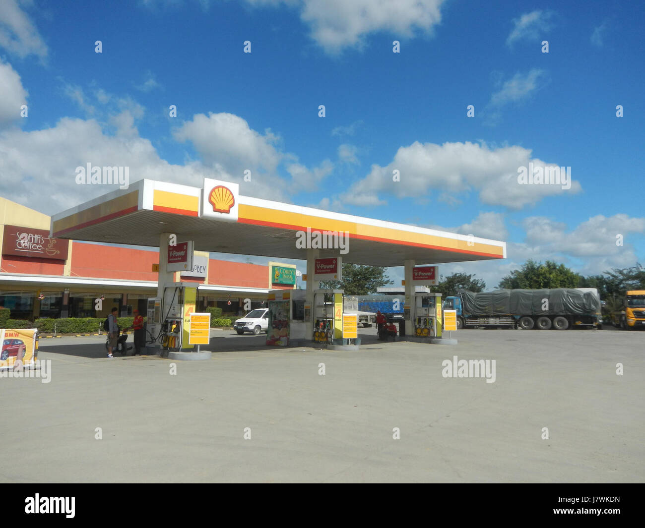 Der Bau der Plaridel Bypass Arterial Road in San Rafael, Bulacan. Dieses Projekt konzentriert sich auf die Verbesserung des Verkehrsflusses und der Infrastruktur in der Region sowie auf die Verbesserung der Straßenanbindung und -Effizienz. Stockfoto