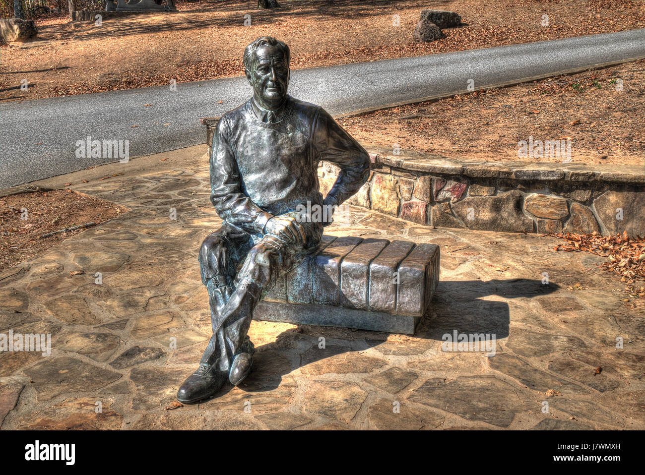 Dieser Verweis auf die „16 24 125 FDR-Statue“ bezieht sich wahrscheinlich auf eine Statue von Franklin D. Roosevelt, einer bedeutenden historischen Persönlichkeit in der amerikanischen Politik, die oft in Gedenkstätten in den Vereinigten Staaten erinnert wird. Stockfoto