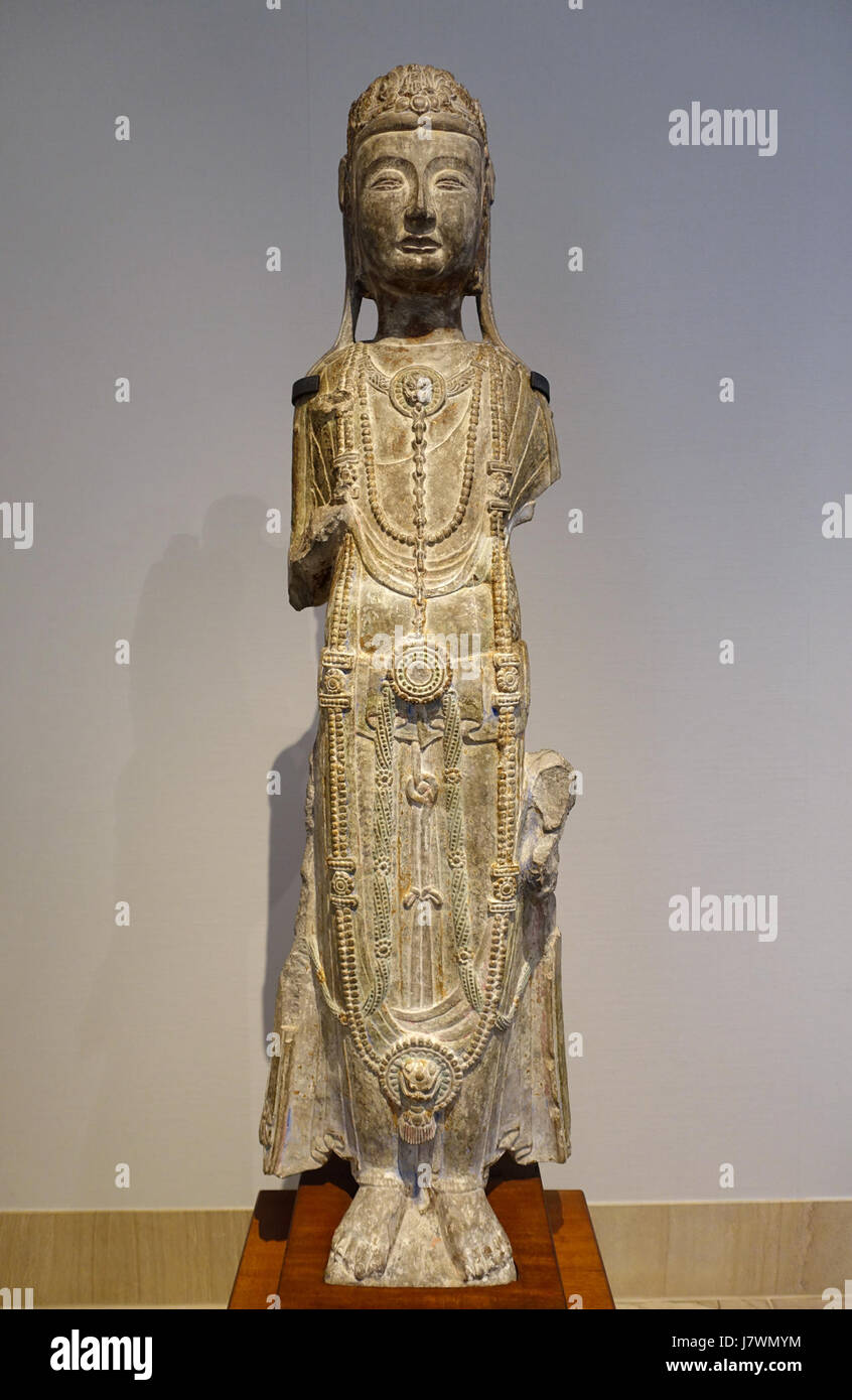 Avalokitesvara, stehende Buddha, China, wahrscheinlich von Taiyuan, Provinz Shanxi, Sui-Dynastie 581 618 n. Chr. Kalkstein Matsuoka Museum of Art Tokyo, Japan-DSC07067 Stockfoto