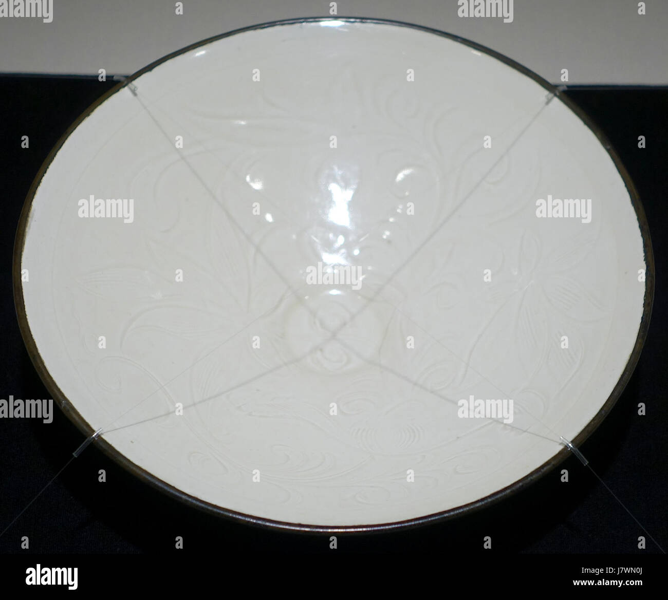 Diese Schüssel wurde während der Nördlichen Song-Dynastie (11. Bis 12. Jahrhundert n. Chr.) in China hergestellt und weist ein eingeschnittenes Lotus-Design auf. Aus weißem Porzellan im Ding-Ofen hergestellt, ist es heute im Matsuoka Museum of Art in Tokio, Japan, untergebracht. Stockfoto