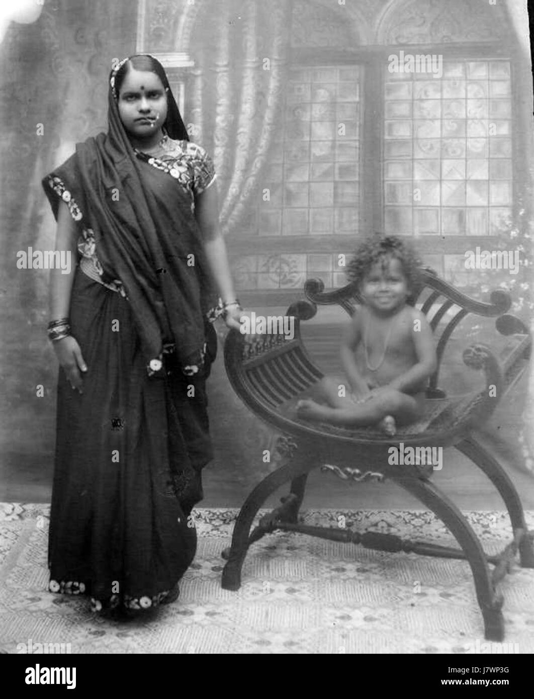 1930er Jahre Glas Platte negativ einer Mutter mit ihrem Kind Stockfoto