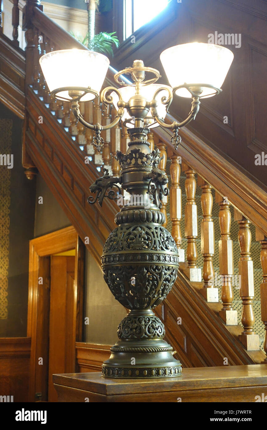 Die Flurleuchte im 1. Stock des Haas-Lilienthal House in San Francisco, Kalifornien, ist Teil eines erhaltenen Hauses aus viktorianischer Zeit. Diese Leuchte spiegelt den architektonischen Stil des frühen 20. Jahrhunderts wider. Stockfoto