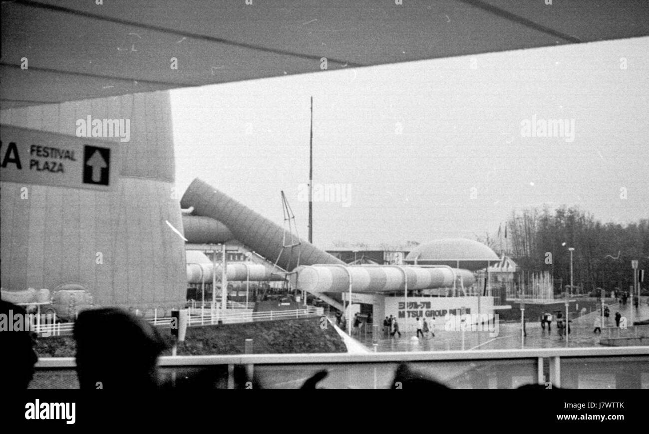 Eine Momentaufnahme Japans aus dem Jahr 1970 zeigt die rasche Modernisierung und den kulturellen Wandel in diesem entscheidenden Jahr. Das Bild spiegelt das Gleichgewicht zwischen Tradition und den Auswirkungen der Industrialisierung in Japan während des späten 20. Jahrhunderts wider. Stockfoto