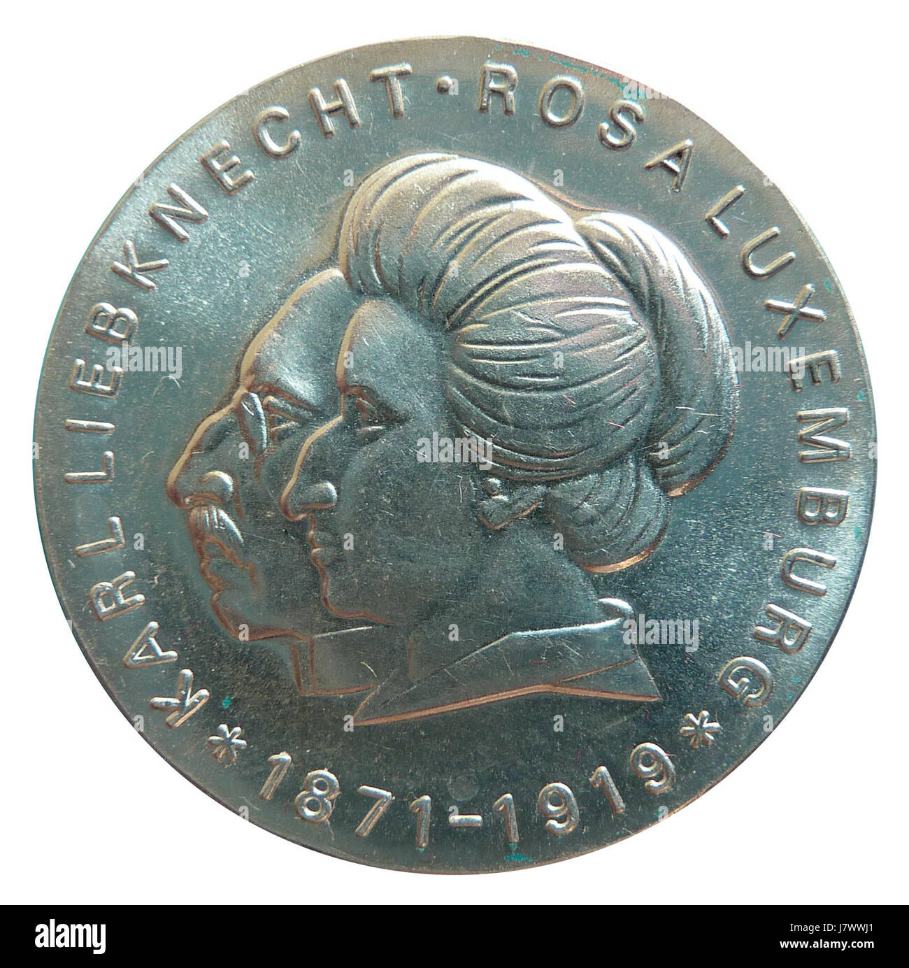 Diese Münze, ein 20-Mark-Stück, zeigt die historischen Figuren von Karl Liebknecht und Rosa Luxemburg, wichtige sozialistische Führer im Deutschland des frühen 20. Jahrhunderts. Ihre Beiträge zu politischen Bewegungen sind in dieser Gedenkmünze festgehalten. Stockfoto