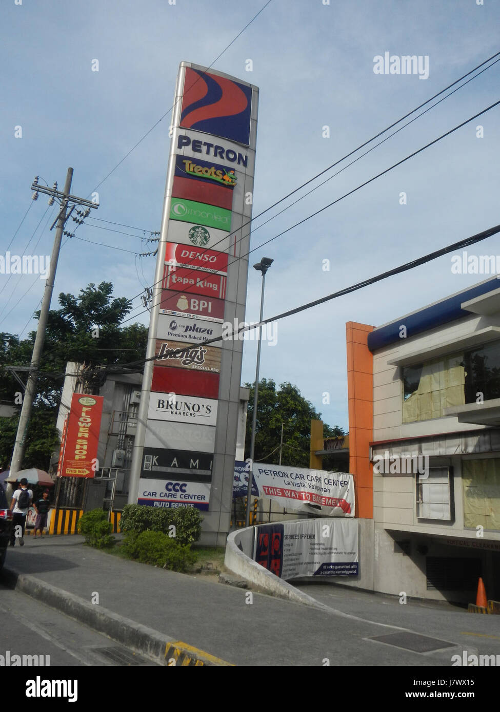La Vista Loyola Grand Villas, gelegen an der Katipunan Avenue in Quezon City, ist eine Wohngegend mit luxuriösem Wohnen. Die Gemeinde bietet moderne Annehmlichkeiten in erstklassiger Lage und zieht High-End-Bewohner an. Stockfoto