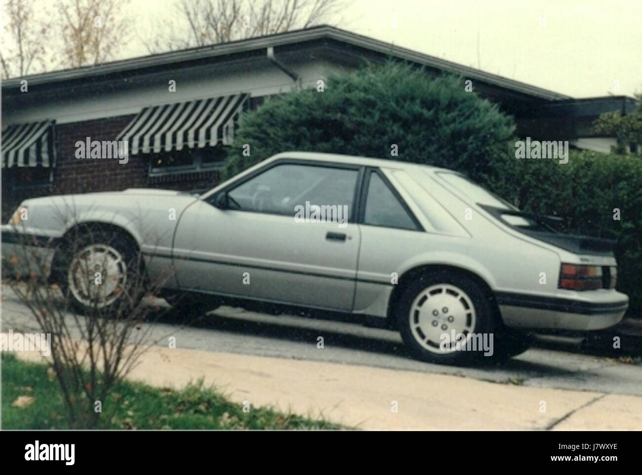 Der 1984 Mustang SVO war eine Hochleistungsvariante des Ford Mustang mit einem 2,3-Liter-Vierzylindermotor. Er bietet verbesserte Handling- und Leistungsmerkmale, die dem sportlicheren Segment der Mustang-Reihe gerecht werden, und ist bekannt für sein unverwechselbares Design und seine begrenzte Produktion. Stockfoto