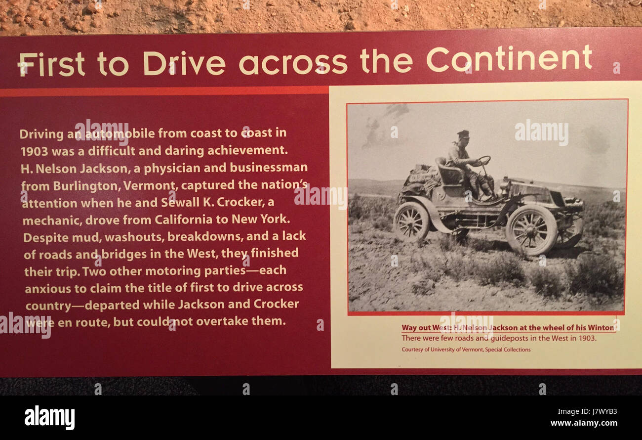 Der Winton Touring Car von 1903 ist ein frühes Automobil, das im Smithsonian National Museum of American History ausgestellt wurde und die Anfänge der amerikanischen Automobilgeschichte repräsentiert. Stockfoto