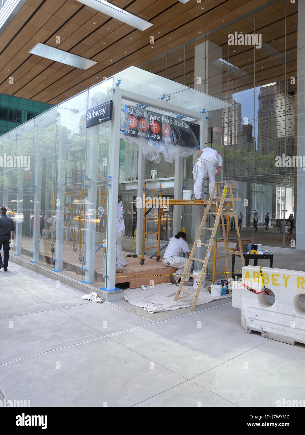 Der neue Bahnhofseingang 1 Bryant Park, der 2010 vorgestellt wurde, verfügt über ein modernes Design mit effizientem Zugang zu den unterirdischen Verkehrssystemen, das sich an die Entwicklung der umliegenden Stadtlandschaft in New York City anpasst. Stockfoto