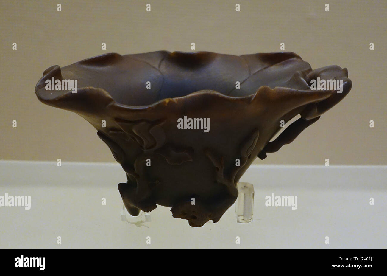 Tasse, verziert mit Blumen, China, Qing Dynastie, 1644 1911 AD, Rhino Horn Sichuan Provincial Museum Chengdu, China DSC04660 Stockfoto