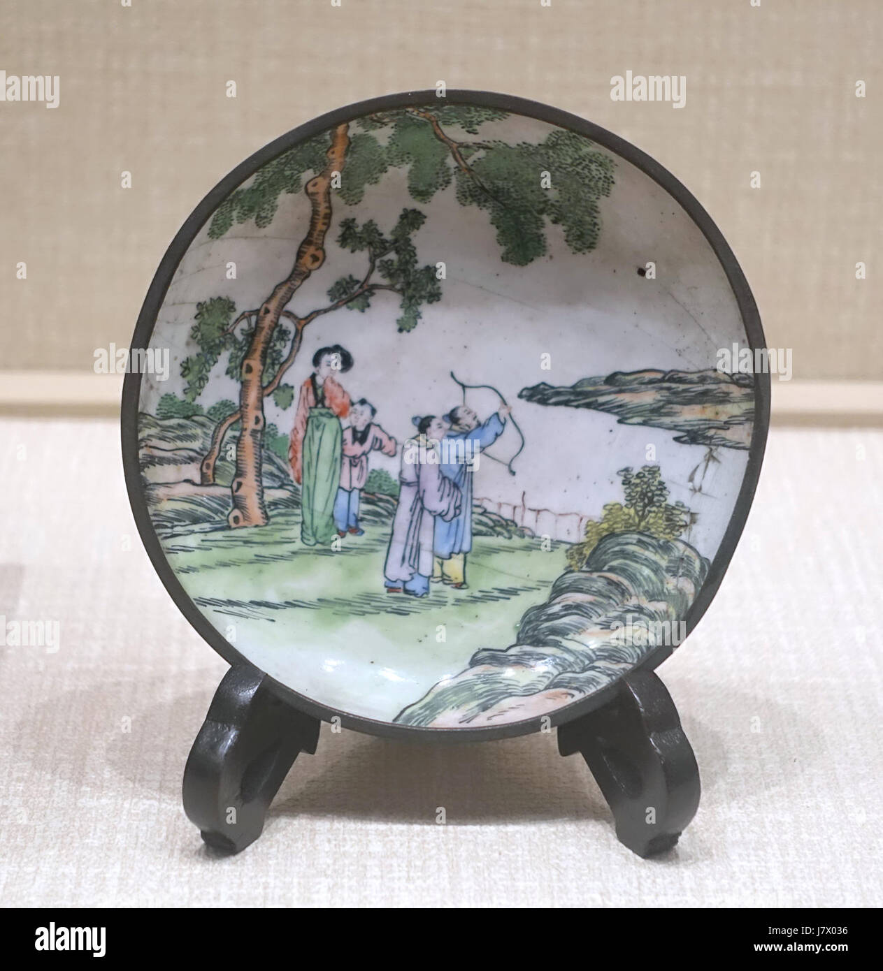 Diese antike Schüssel, die im Sichuan University Museum in Chengdu, China, ausgestellt wird, zeigt ein Bogendesign, das die kulturelle Kunst der Region widerspiegelt. Das Stück zeigt die komplizierten Werke der alten chinesischen Keramik. Stockfoto