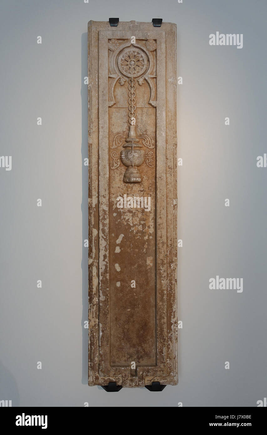 Dieser Titel bezieht sich auf eine Marmorplatte aus Gujarat, Indien, die ein Mihrab-Motiv darstellt. Es stammt aus dem späten 15. Bis frühen 16. Jahrhundert n. Chr. und ist im Aga Khan Museum in Toronto untergebracht. Stockfoto