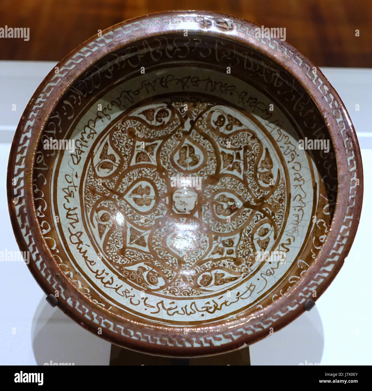 Schüssel mit Sonnengesicht, Iran, frühen 13. Jahrhundert n. Chr., Glanz lackiert Fritware Aga Khan Museum Toronto, Kanada DSC06644 Stockfoto