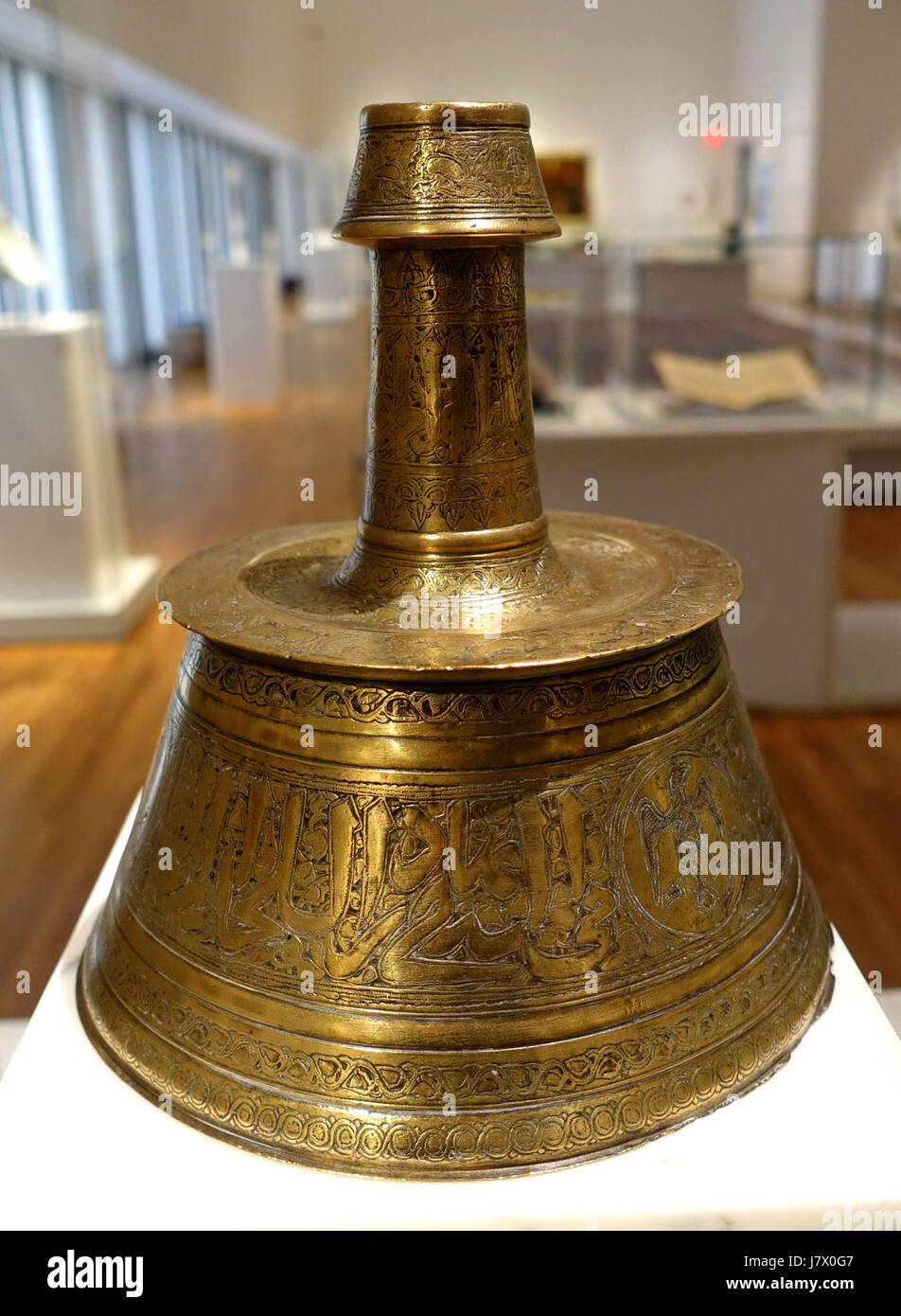 Leuchter, fügen Sie vielleicht Ägypten, spät 14. Jahrhundert n. Chr., Messing, ursprünglich Einlegearbeiten aus Silber, Gold und schwarz Aga Khan Museum Toronto, Kanada DSC06827 Stockfoto