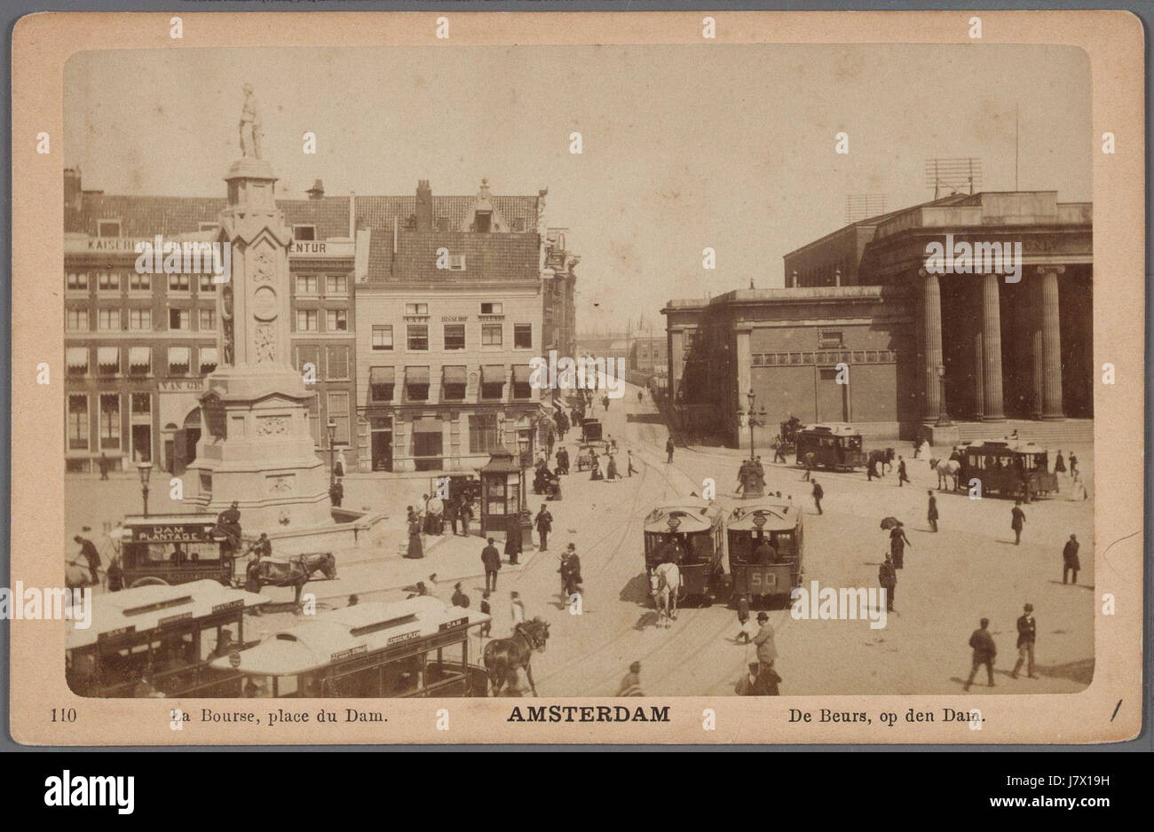 Der Damm in Amsterdam ist ein historischer Platz im Herzen der Stadt. Es war ein zentraler Ort für wichtige Veranstaltungen, einschließlich politischer, sozialer und kommerzieller Aktivitäten im Laufe der Geschichte. Stockfoto