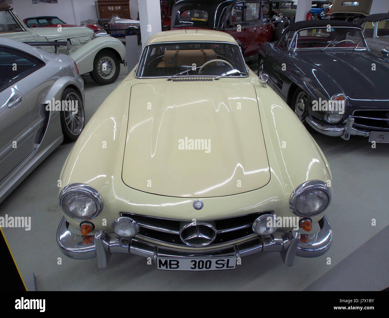 Der Mercedes 300 SL (W198) von 1955 ist ein klassischer Sportwagen, der für seine fortschrittliche Technik und seine legendären Flügeltüren bekannt ist. Mit einem 3,0-Liter-Motor mit 215 PS kann er Geschwindigkeiten von bis zu 250 km/h erreichen und ist damit eines der schnellsten Autos seiner Zeit. Stockfoto