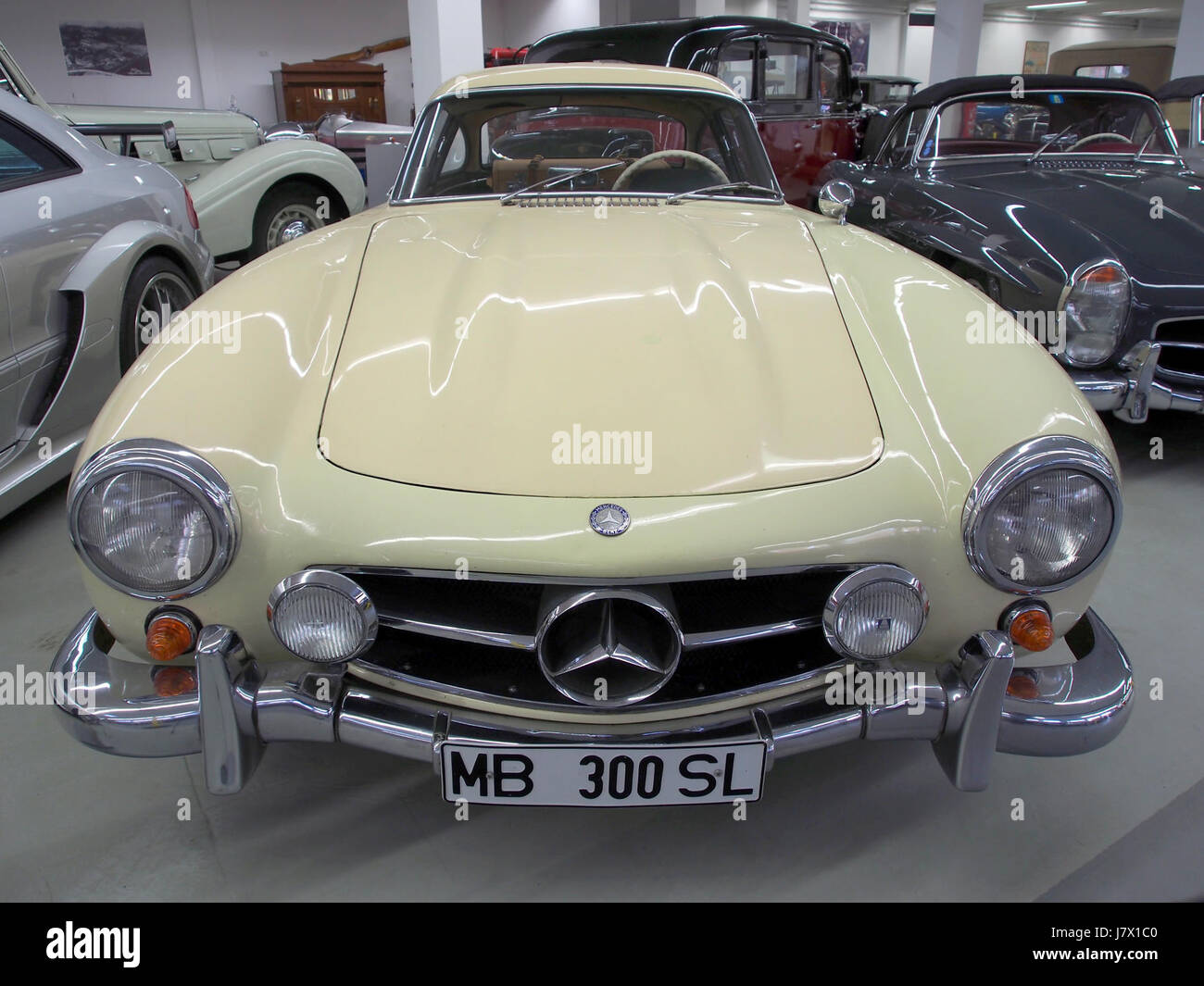 Der Mercedes-Benz 300 SL (W198) von 1955 ist ein klassischer Sportwagen, der für seine legendären Flügeltüren und seine Leistung bekannt ist. Mit einem 215-PS-Motor konnte er Geschwindigkeiten von bis zu 250 km/h erreichen, was einen wichtigen Moment in der Automobilgeschichte darstellt. Stockfoto