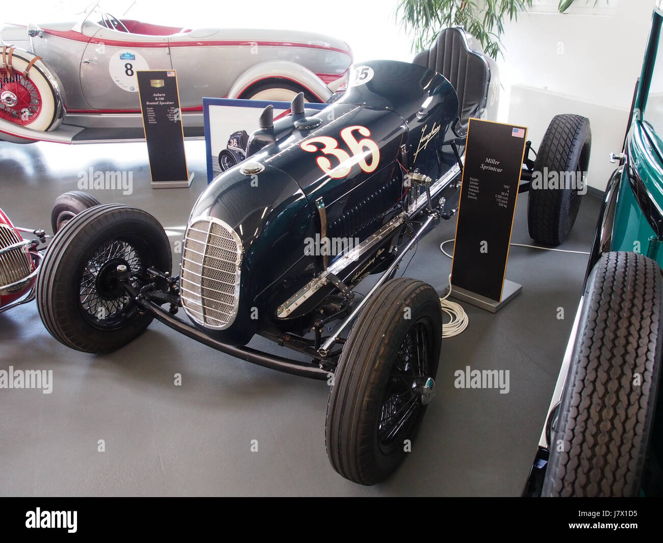 Der 1937 Miller Sprintcar, ausgestattet mit einem Vierzylindermotor mit 90 PS, ist bekannt für seine hohe Leistung, erreicht Geschwindigkeiten von bis zu 170 km/h und ist ein bemerkenswertes Beispiel für Renntechnik aus den späten 1930er Jahren Stockfoto
