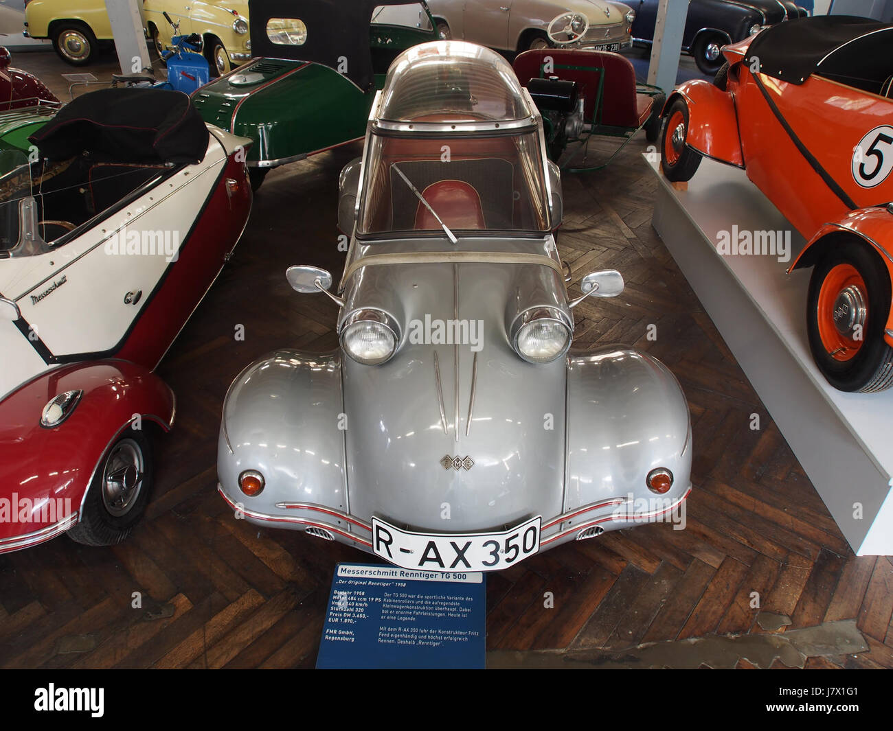 Der 1958 Messerschmitt Renntiger TG500 ist ein seltener deutscher Sportwagen, der für sein einzigartiges Design und seine Ingenieurskunst bekannt ist. Mit einem 484-ccm-Motor und 19 PS erreicht er Geschwindigkeiten von 140 km/h, was die deutsche Innovation im Automobildesign der Nachkriegszeit widerspiegelt. Stockfoto