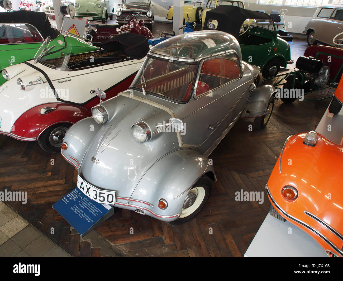 Dieser Titel bezieht sich auf den 1958 Messerschmitt Renntiger TG500, einen Oldtimer mit 484 ccm Motor, 19 PS und einer Höchstgeschwindigkeit von 140 km/h, was sein Design und seine Leistung unterstreicht. Stockfoto