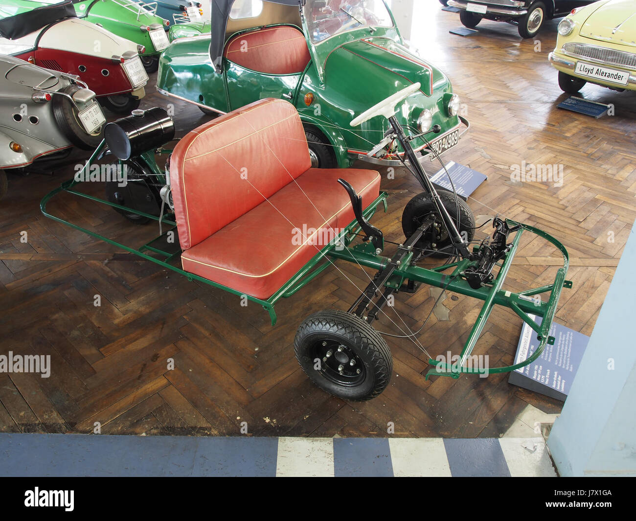 Das 1954 Kroboth Fahrgestell ist ein Oldtimer mit 197 ccm Motor, 9,5 PS und einer Höchstgeschwindigkeit von 75 km/h. Dieses Fahrzeug steht für Technik und Design der Mitte des 20. Jahrhunderts in der Kategorie Kleinfahrzeuge. Stockfoto