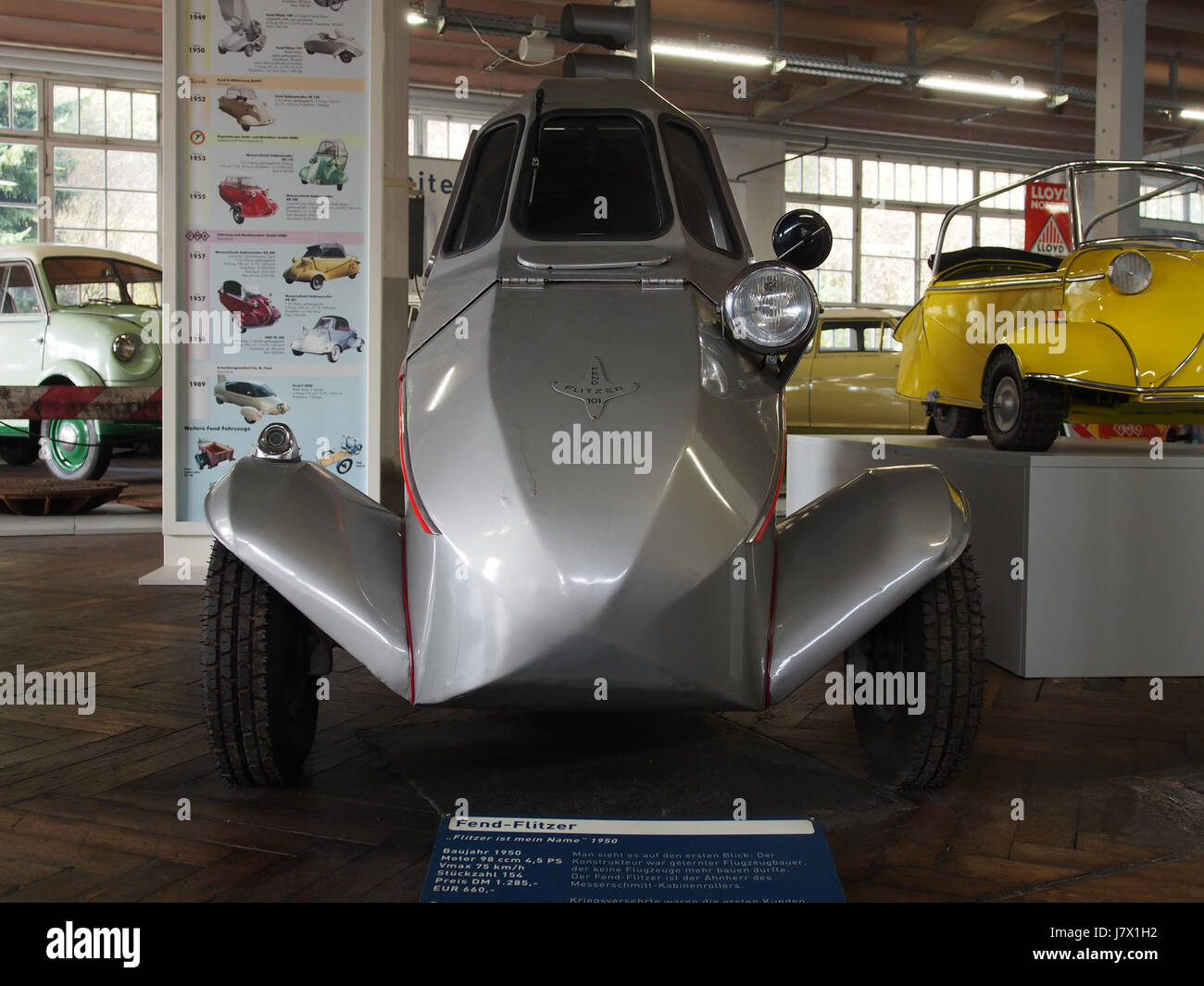 Der 1950 Fend Flitzer ist ein kompaktes dreirädriges Fahrzeug, das für sein leichtes Design und seine Effizienz bekannt ist. Angetrieben von einem 98-ccm-Motor mit 4,5 PS erreichte er Geschwindigkeiten von bis zu 75 km/h, was das Interesse an wirtschaftlichen, persönlichen Transportmöglichkeiten in Europa nach dem Zweiten Weltkrieg widerspiegelt. Stockfoto