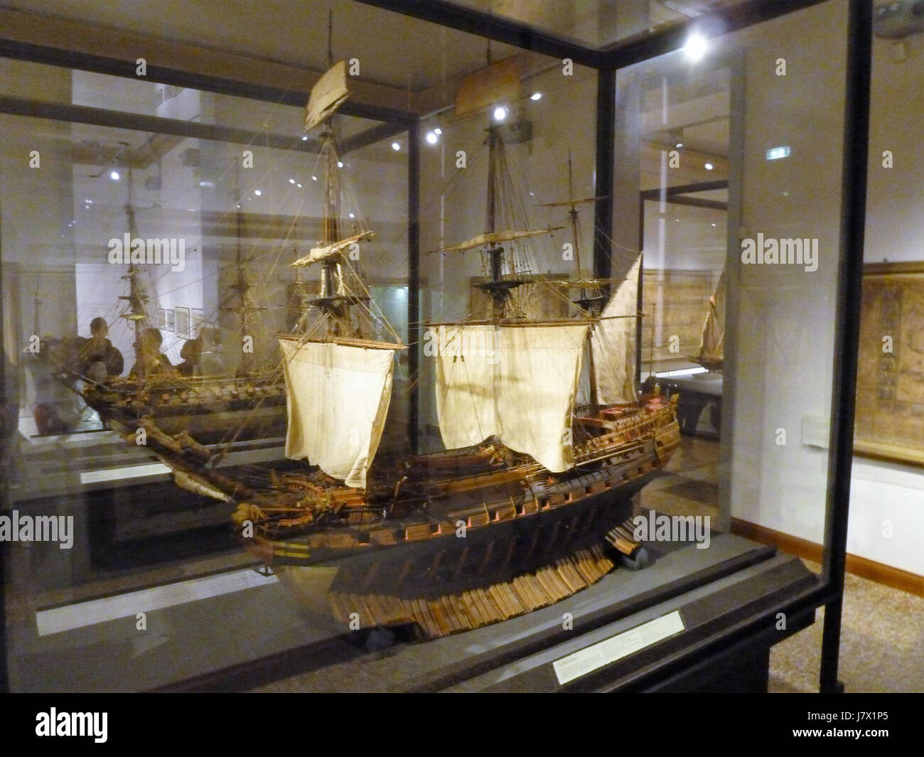 Dieses Bild stammt aus dem Jahr 2017 und zeigt das Werk des Künstlers Mattes Pana, eine Reflexion über die moderne Kunst, die Themen der Technologie und der menschlichen Interaktion erforscht. Panaâ Stück fordert den Betrachter dazu auf, den Einfluss des digitalen Lebens auf die heutige Gesellschaft zu berücksichtigen. Stockfoto