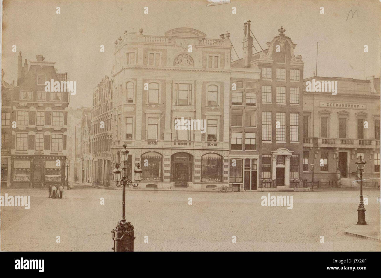 Ein Bild, das den Dam-Platz in Amsterdam zeigt und seine historische und kulturelle Bedeutung zeigt. Der Platz war seit Jahrhunderten das Zentrum des sozialen, politischen und wirtschaftlichen Lebens Amsterdams. Stockfoto