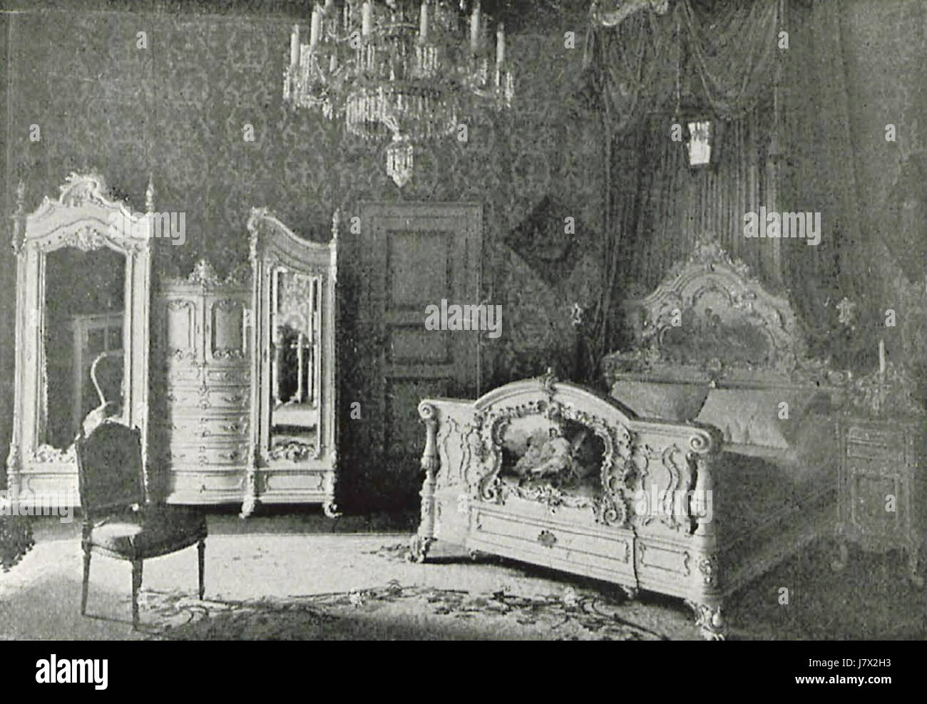 Dies bezieht sich auf ein Bild des Schlafzimmers des Berliner Hotels Kaiserhof aus dem frühen 20. Jahrhundert, das den Luxus und das Design dieser Zeit unterstreicht. Stockfoto