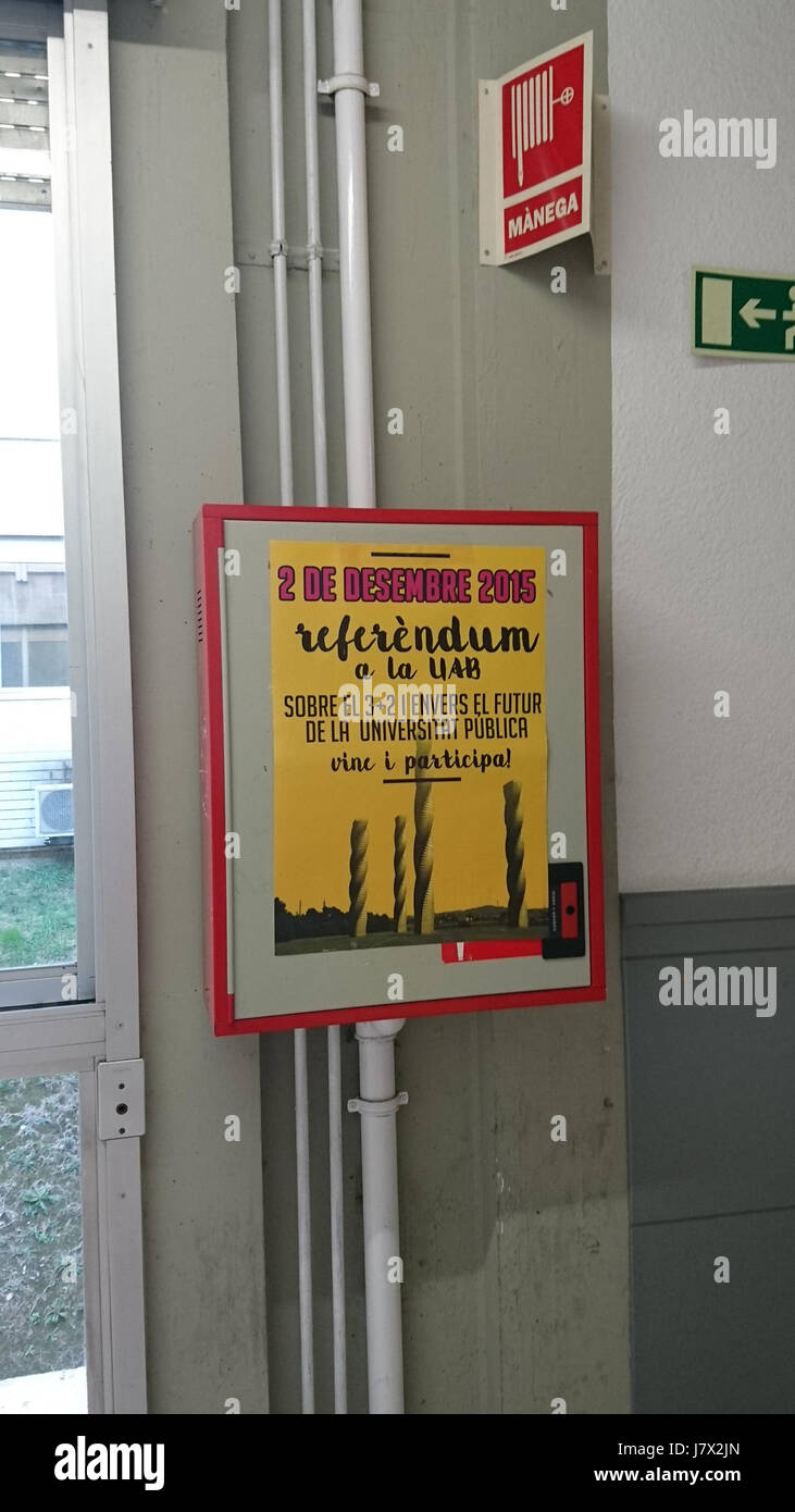 Dieses Poster für das Referendum 2015 vom UAB Bellaterra Campus zeigt ein politisches Ereignis, das das Design des Posters und seine Rolle bei der Förderung der Bürgerbeteiligung und des Engagements einfängt. Stockfoto