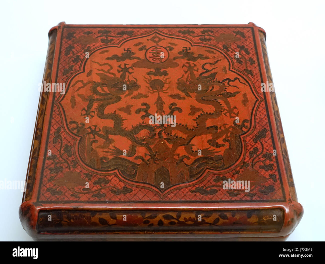 Dieser Behälter mit stilisierten Wolken- und Drachenmotiven stammt aus der chinesischen Yuan- oder Ming-Dynastie, wahrscheinlich aus dem 14. Jahrhundert. Sie ist aus Lackwaren gefertigt und befindet sich im Lindenmuseum in Stuttgart. Stockfoto