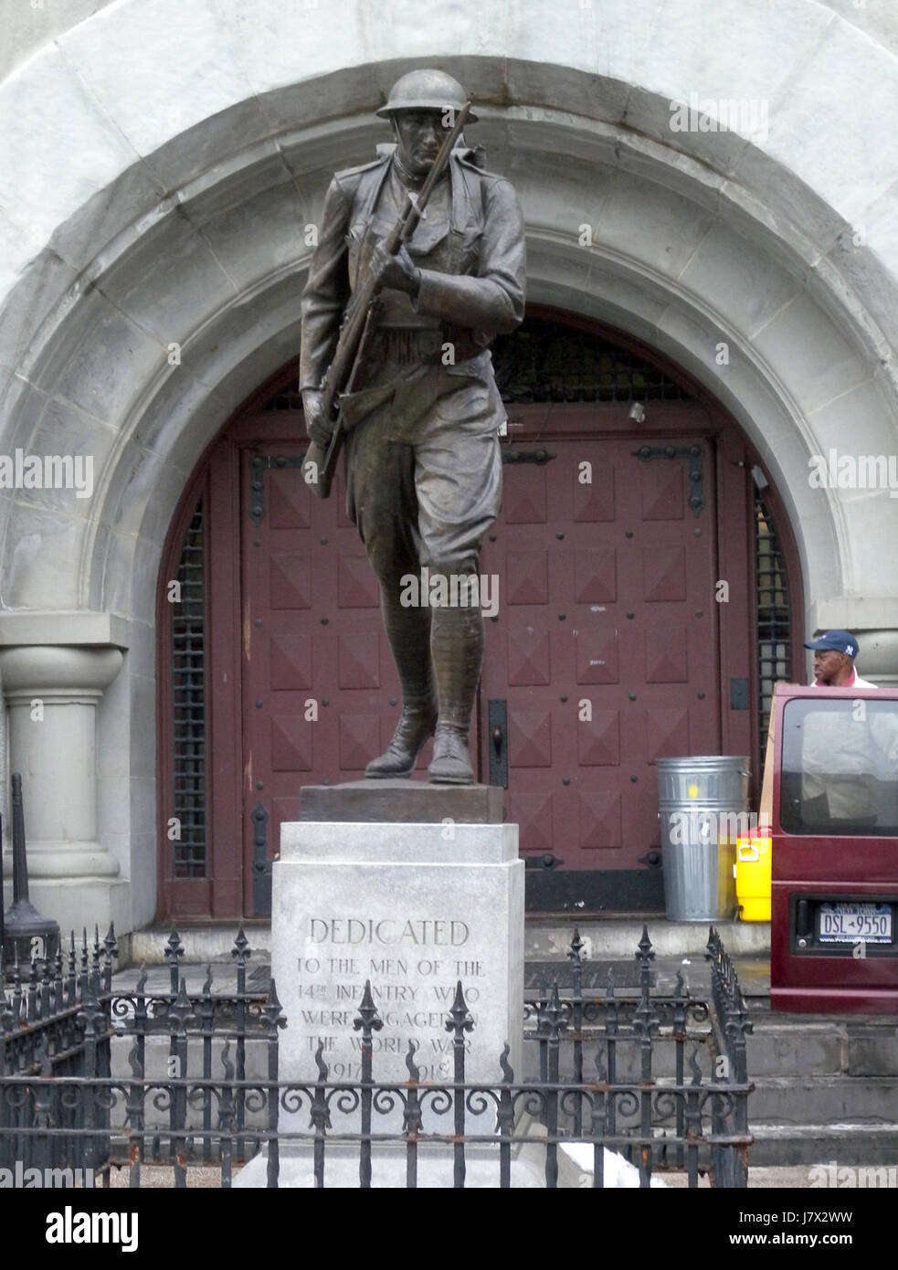 Die 14. Armory Statue ist eine prominente Skulptur, die ein bedeutendes Stück historischer Kunst darstellt. Es befindet sich am 14. Armory und ist ein bemerkenswertes Symbol der Militärgeschichte und des künstlerischen Erbes. Stockfoto