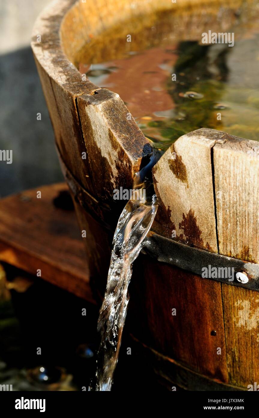 Holz Brunnen Wanne Wasserfall Wasser Fass Fliessen Holz Glanz