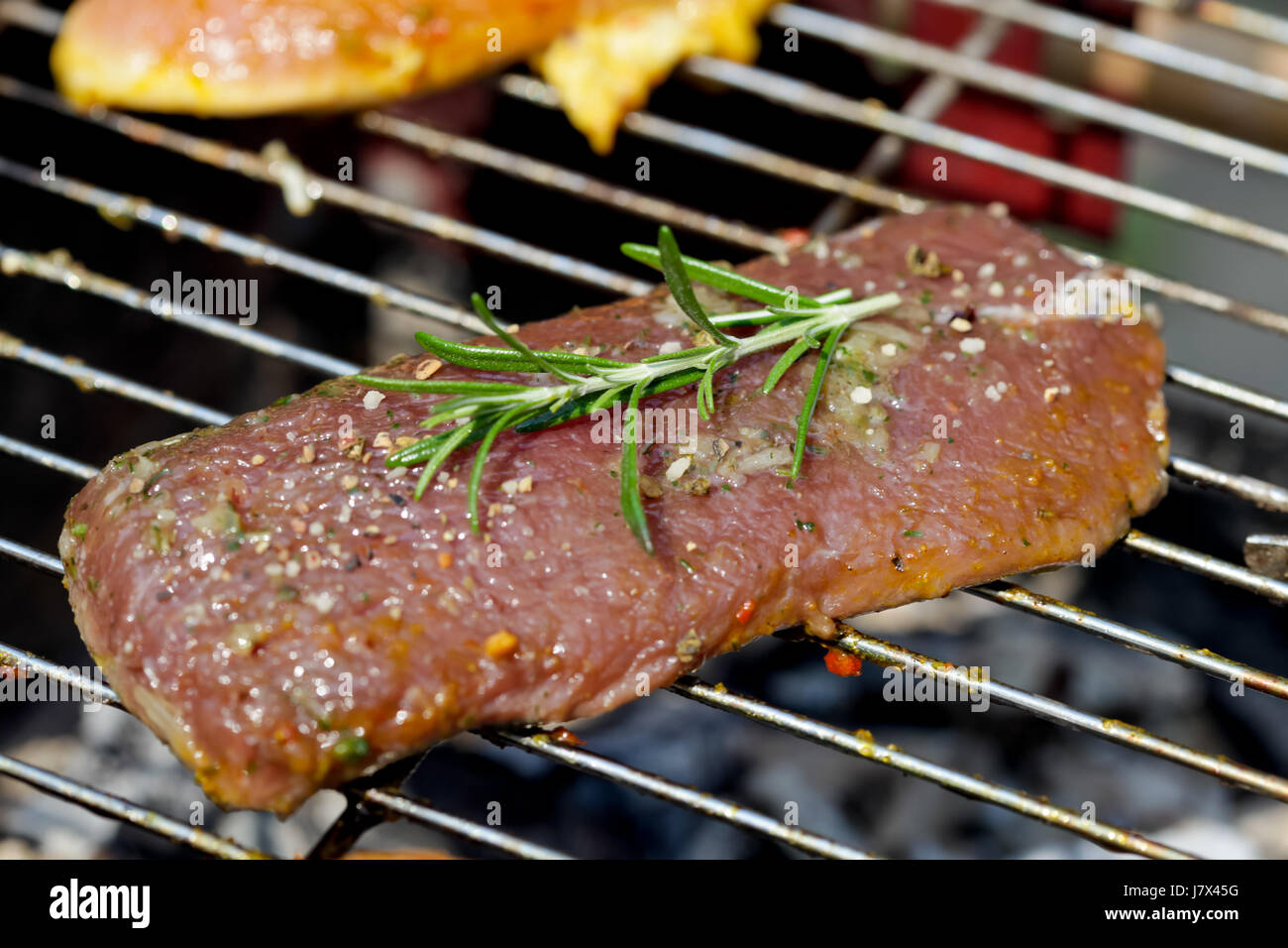 frische bovine Grill Barbecue Grill Essen Gericht Mahlzeit Abendessen Abendessen Rosmarin Stockfoto