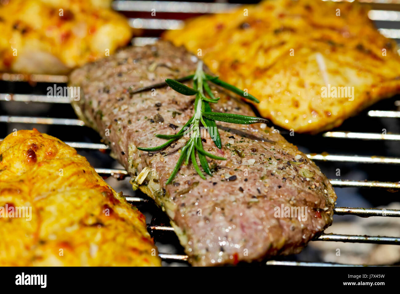 frische bovine Grill Barbecue Grill Essen Gericht Mahlzeit Abendessen Abendessen Rosmarin Stockfoto