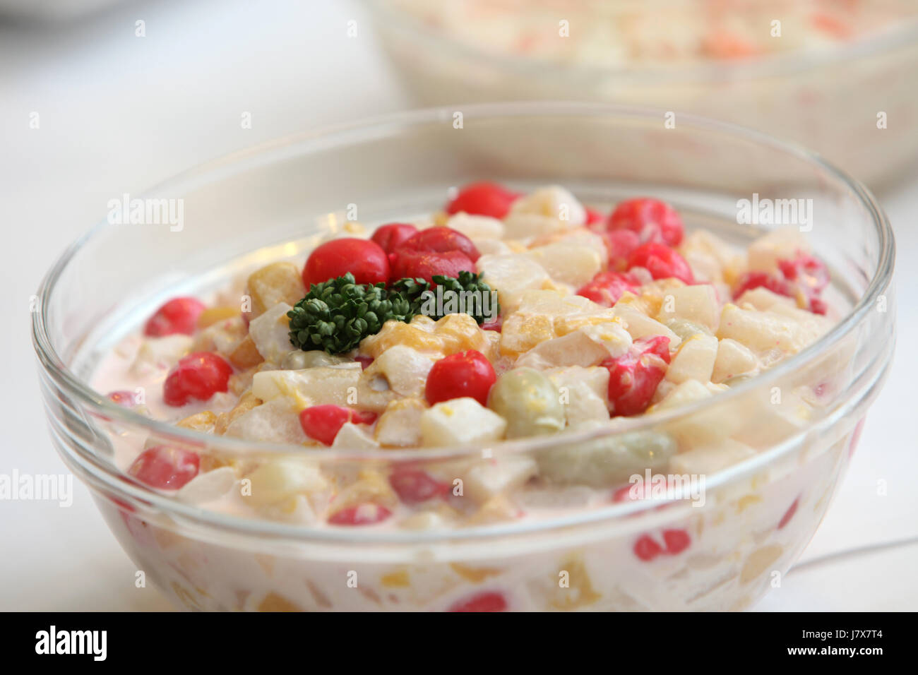 frischer Salat mit verschiedenen Zutaten - Textfreiraum Stockfoto