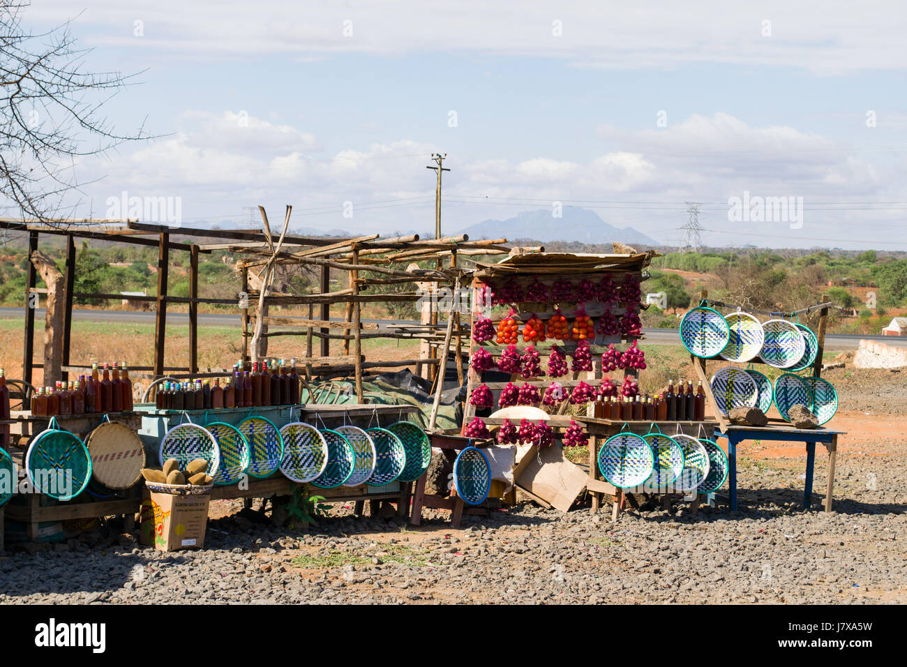 Kleine hölzerne Stall Verkauf von Gemüse und anderen Elementen auf Mombasa Road, Kenia Stockfoto