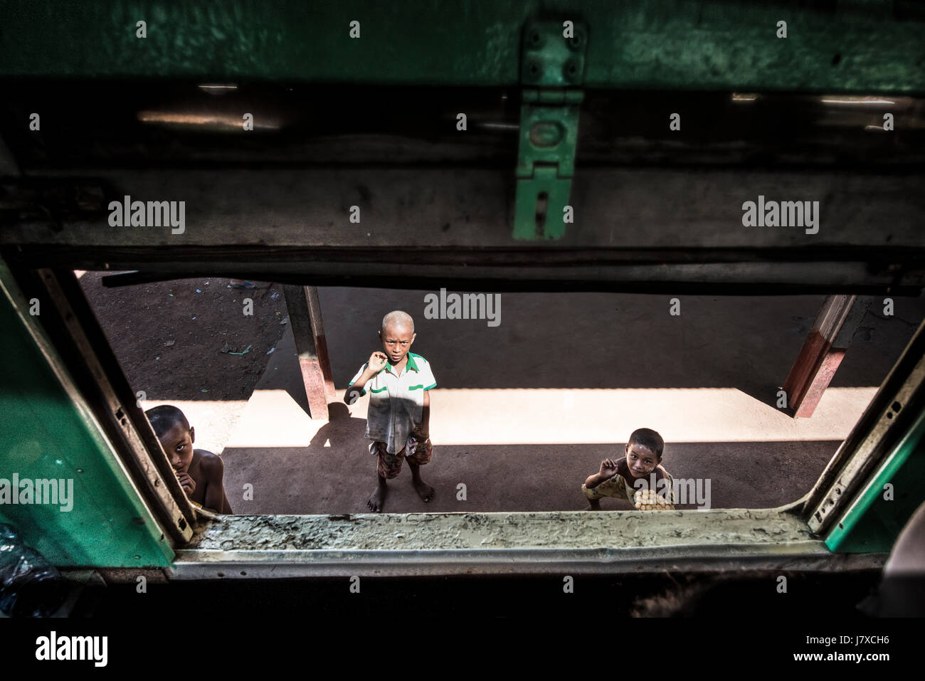 Drei Kinder sind Goodbay Reisende sagen. Tre Bambini Salutano ich Viaggiatori. Stockfoto