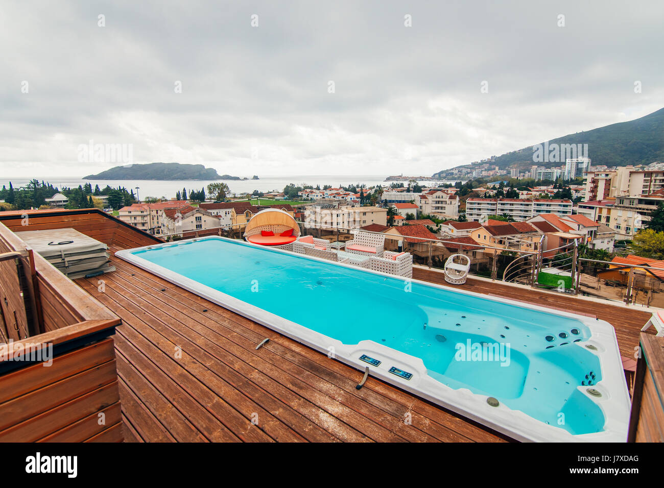 Swimmingpool auf dem Dach eines Hauses Stockfoto
