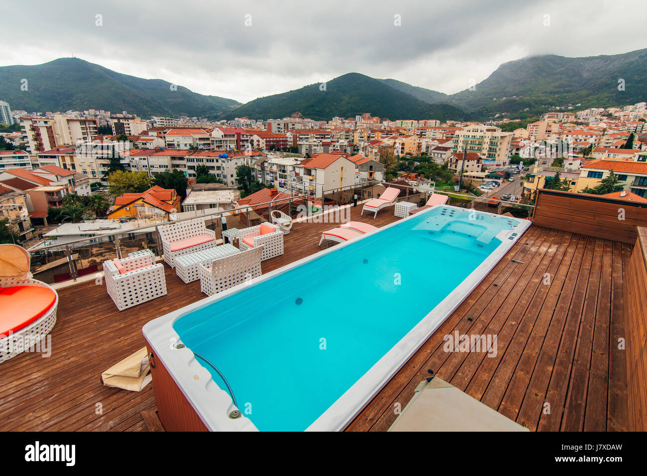 Swimmingpool auf dem Dach eines Hauses Stockfoto