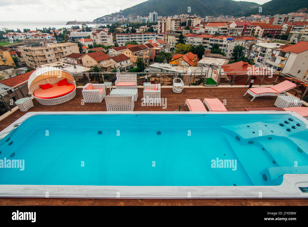 Swimmingpool auf dem Dach eines Hauses Stockfoto