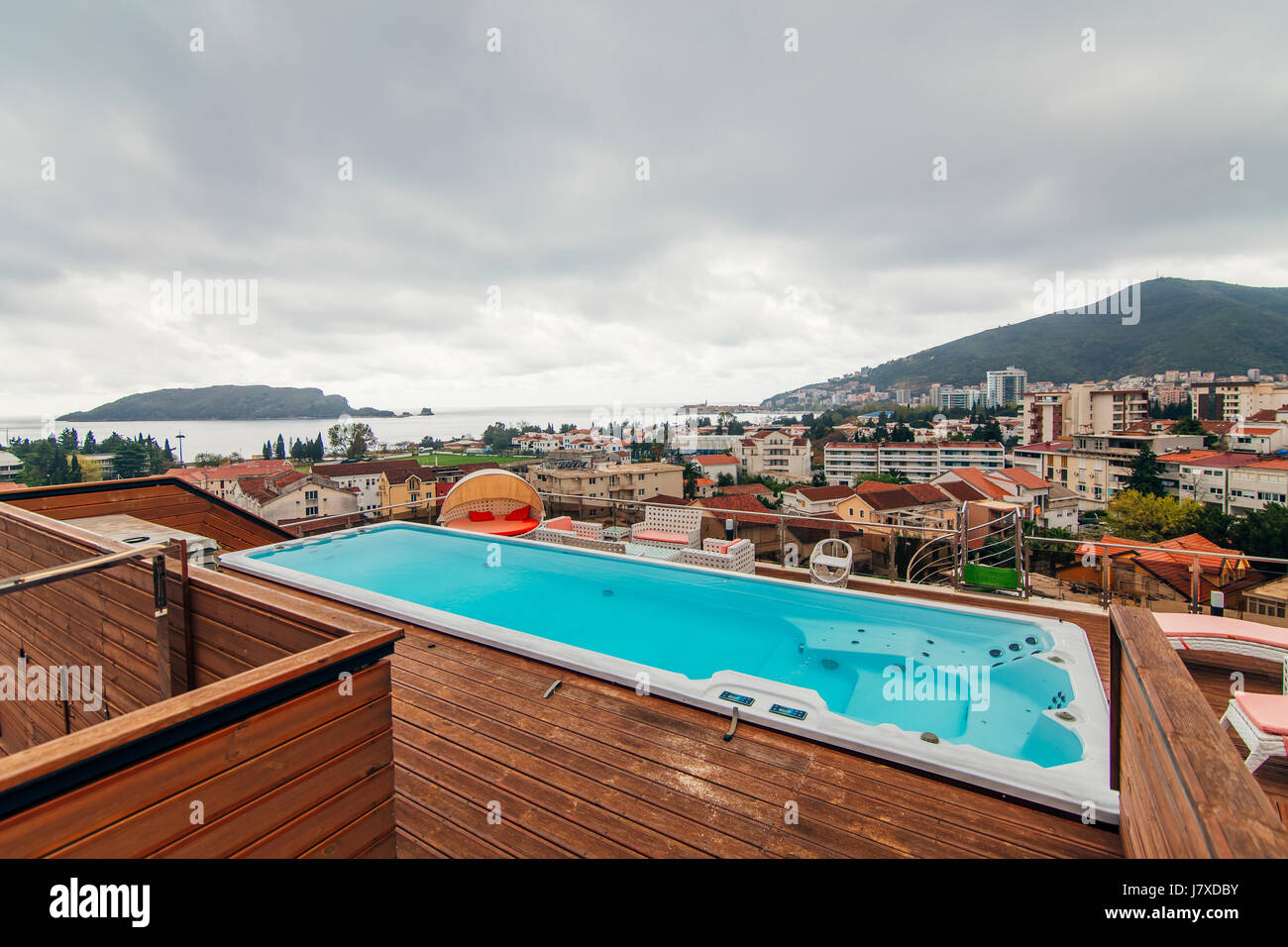 Swimmingpool auf dem Dach eines Hauses Stockfoto